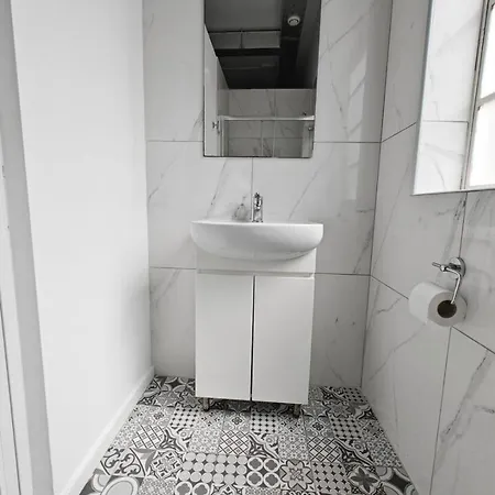 아파트 Sleep With And Pietà