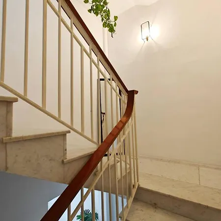 Sleep With And Διαμέρισμα Pietà